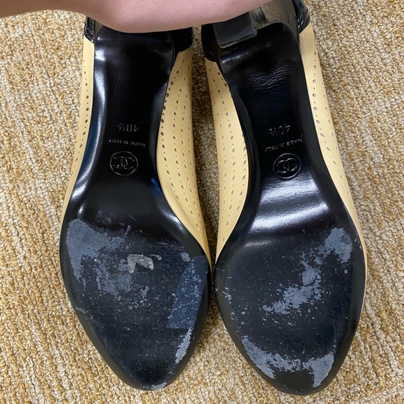 Chanel Tan and Black Leather Close-Toed Heels - Picture 5 of 6